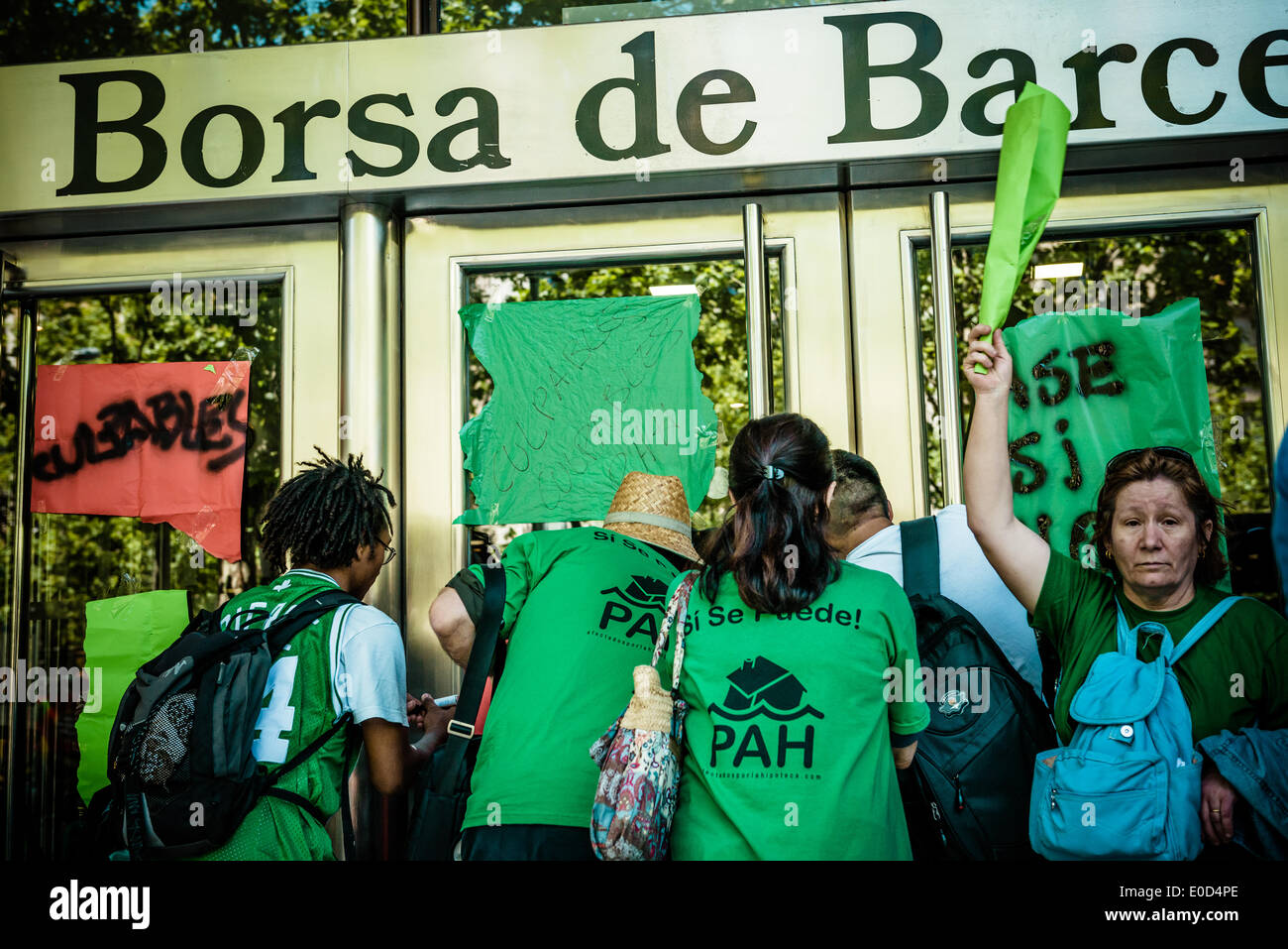 Barcelona, Spain. May 9th, 2014: Activists of the anti-eviction group 'PAH', the Platform of People Affected by Mortgages, put placards and stickers on the doors of Barcelona's stock exchange Credit:  matthi/Alamy Live News Stock Photo