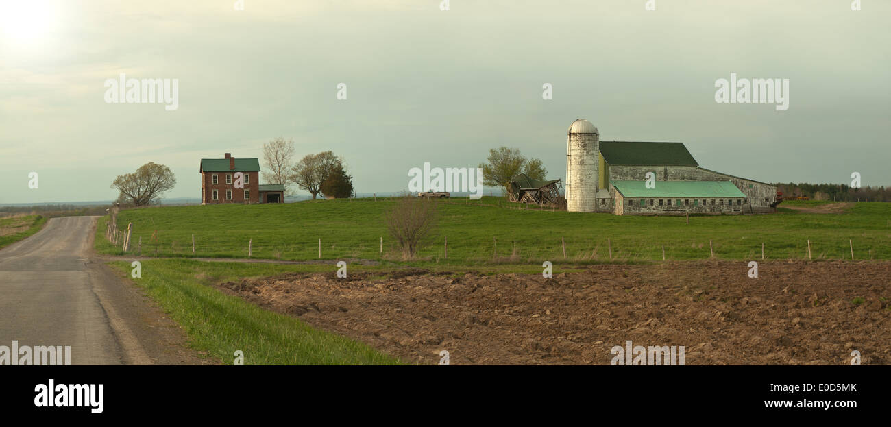 Panorama farm house green hi-res stock photography and images - Alamy
