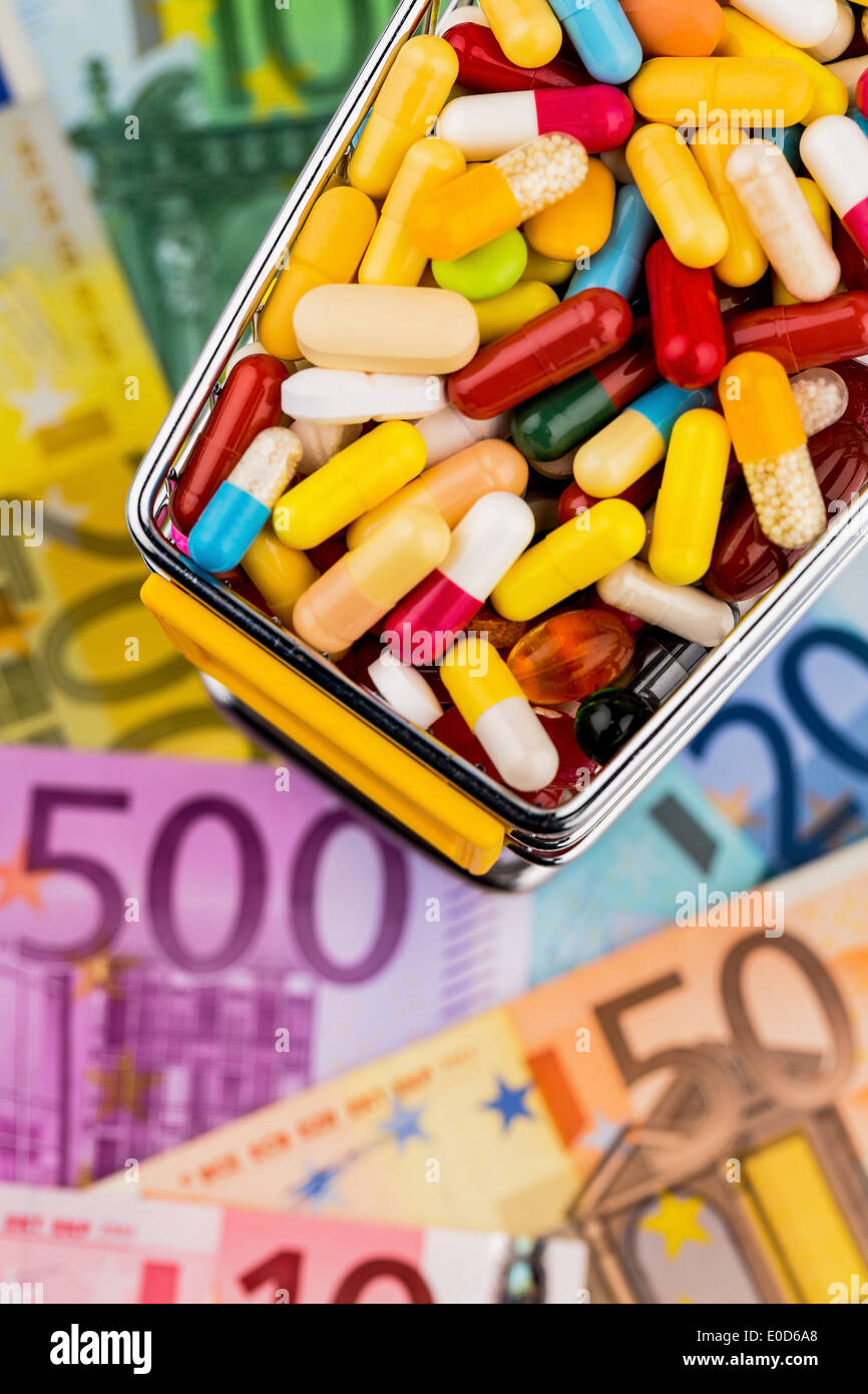 Tablets, shopping carts, euronotes, symbolic photo for Pharmazeutika, health insurance schemes, costs in the health service, Tab Stock Photo