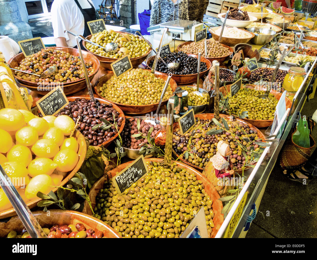 Choice in olives at a market, symbolic photo for food, freshness, healthy food, Auswahl an Oliven auf einem Markt, Symbolfoto fu Stock Photo