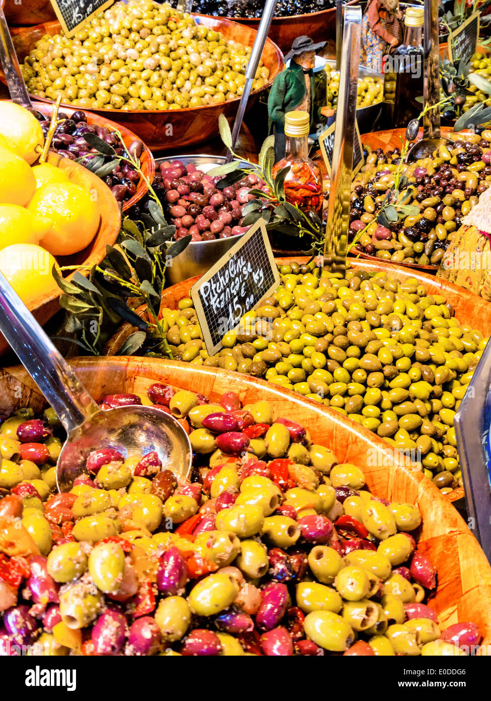 Choice in olives at a market, symbolic photo for food, freshness, healthy food, Auswahl an Oliven auf einem Markt, Symbolfoto fu Stock Photo