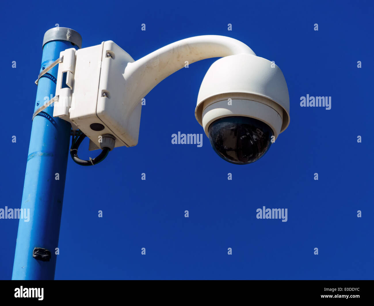 supervision camera by a wall. Videosupervision belongs to the everyday life, ‹berwachungskamera an einer Mauer. Videoueberwachun Stock Photo
