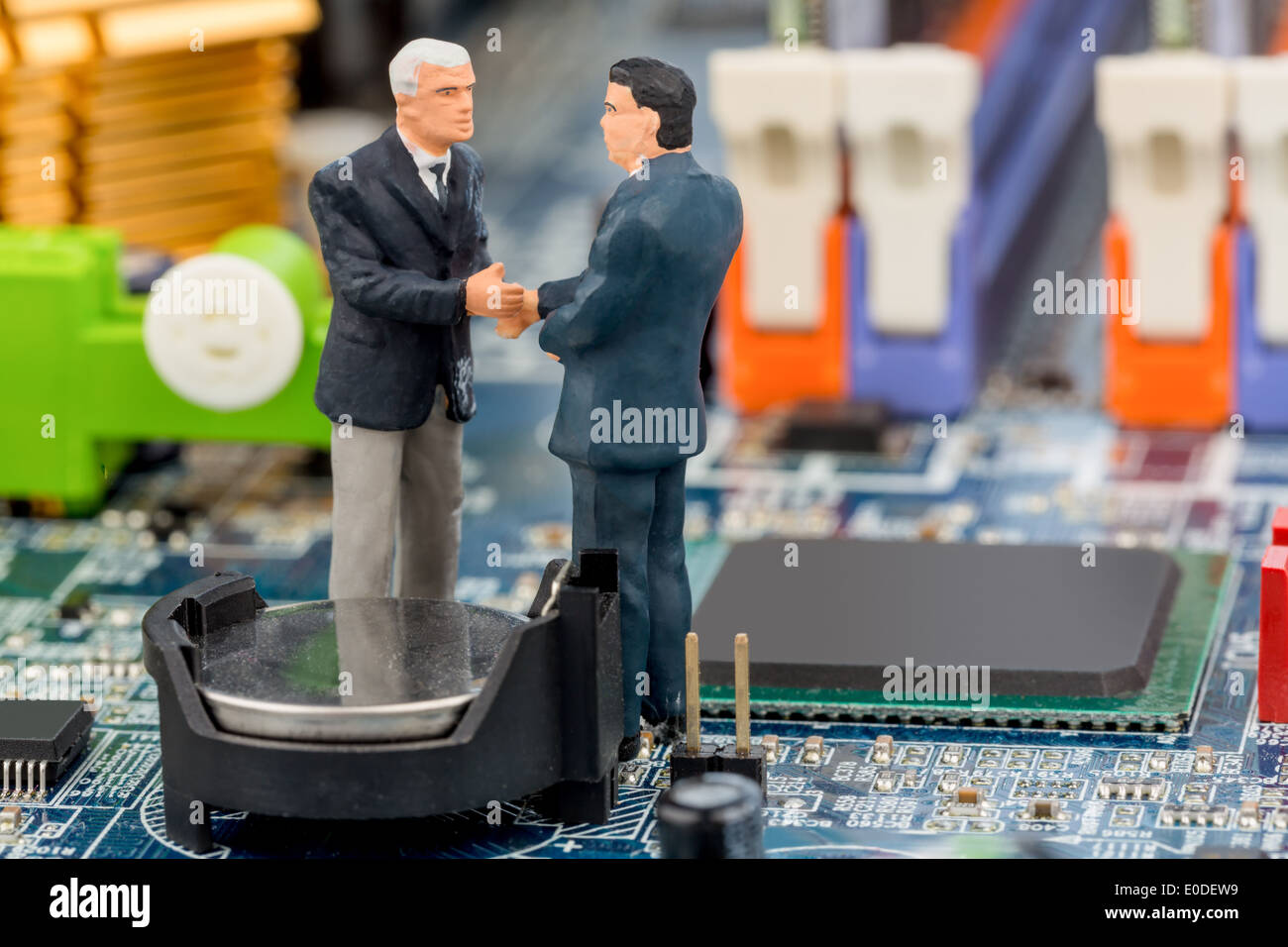 Two managers talk on the board of a computer standing, Zwei Manager unterhalten sich auf der Platine eines Computers stehend Stock Photo