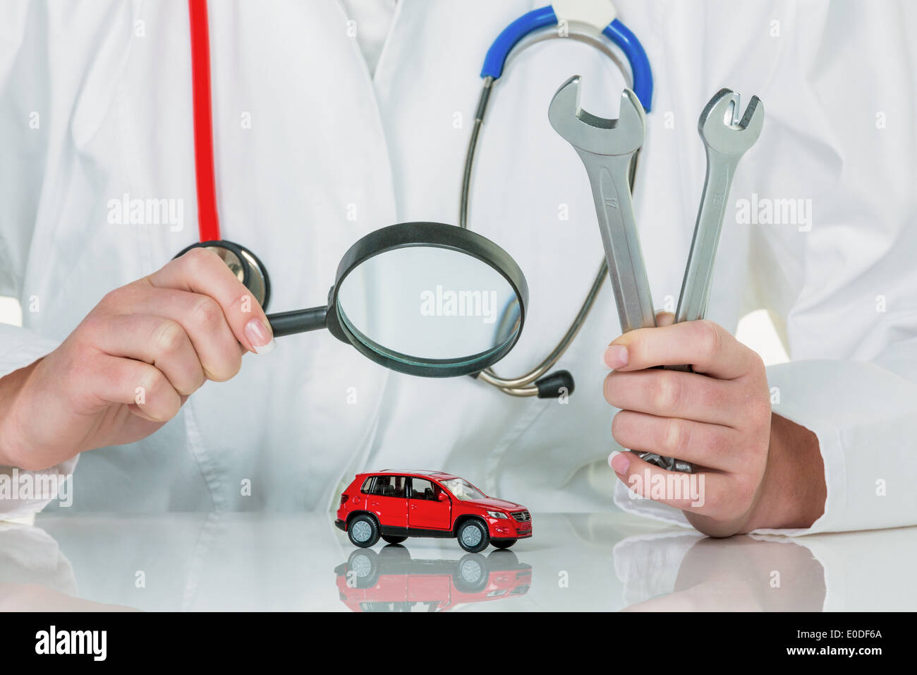 Car is examined by doctor. Costs for servicing and Reperatur, Auto wird von Arzt untersucht. Kosten fuer Wartung und Reperatur Stock Photo