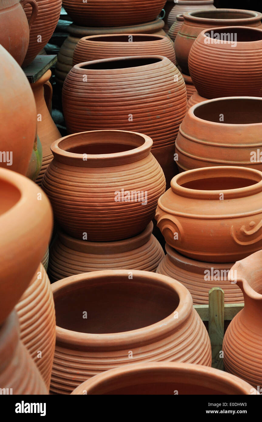 Grande cucina in terracotta pentola con coperchio Foto stock - Alamy