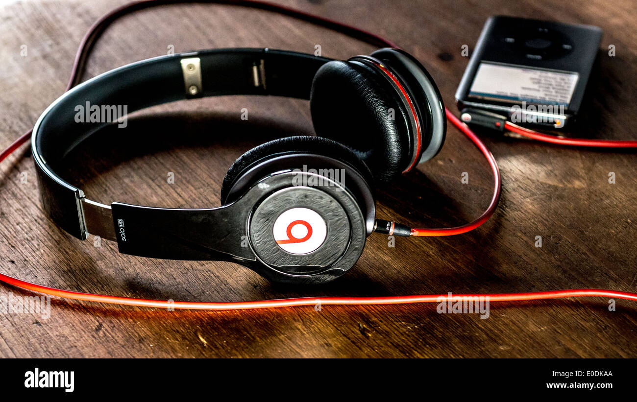 Beats Headphones by Dr Dre with Apple Ipod Stock Photo - Alamy