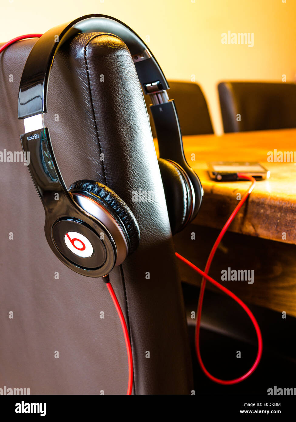 Beats headphones and phone hi-res stock photography and images - Alamy