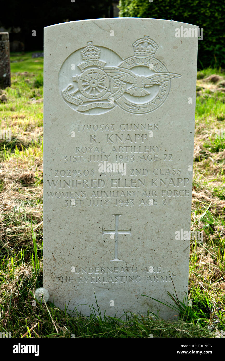 The war grave of Gunner Ronald Knapp and Corporal Winifred Knapp who