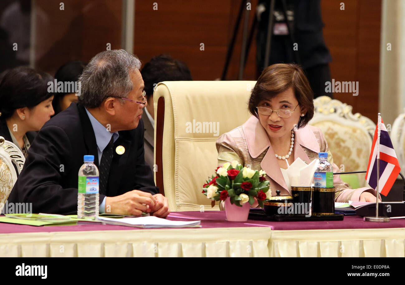 Nay Pyi Taw, Myanmar. 10th May, 2014. Delegates talk during the 11th ASEAN Economic Community Council Meeting in Nay Pyi Taw, Myanmar, May 10, 2014. © Li Peng/Xinhua/Alamy Live News Stock Photo