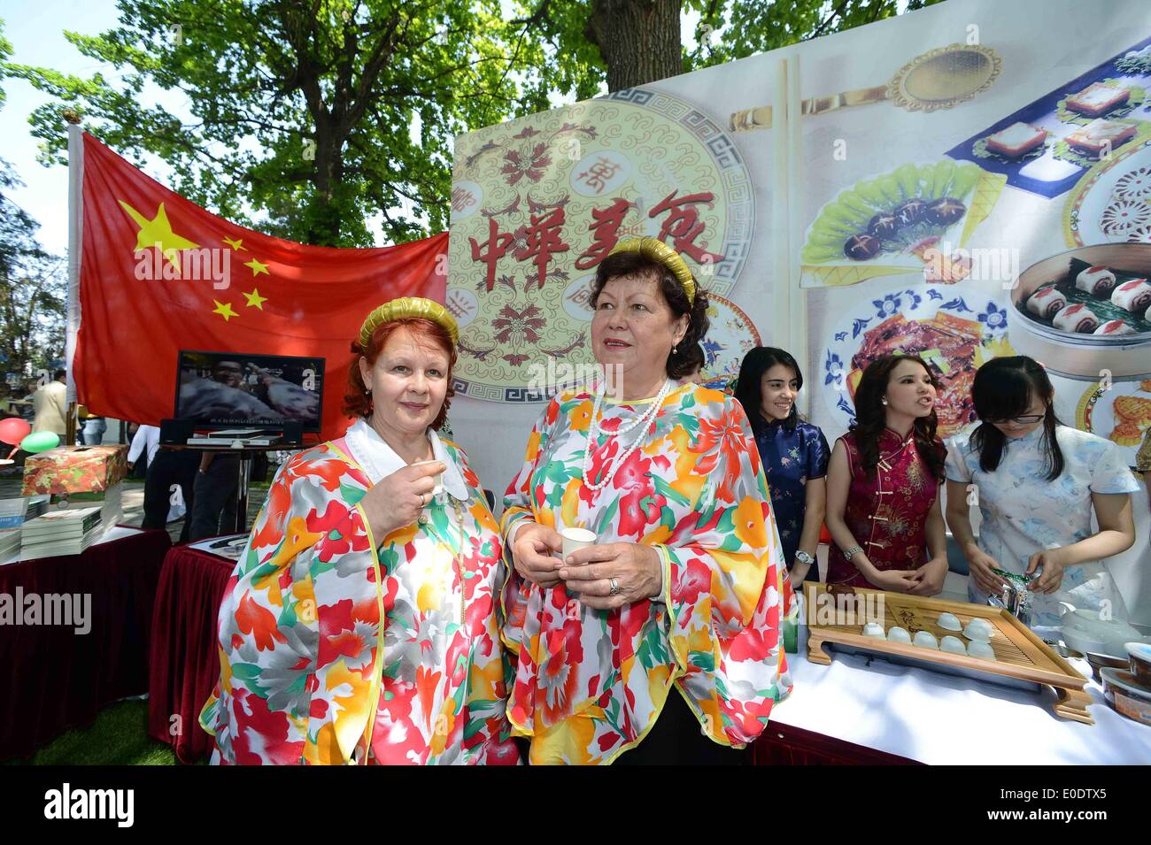 Tashkent, Uzbekistan. 10th May, 2014. Visitors enjoy Chinese tea during the 12nd Uzbekistan foreign mission traditional culture and folk cuisine feast in Tashkent, Uzbekistan, May 10, 2014. The 12nd Uzbekistan foreign mission traditional culture and folk cuisine feast opened on Saturday. Credit:  Sadat/Xinhua/Alamy Live News Stock Photo