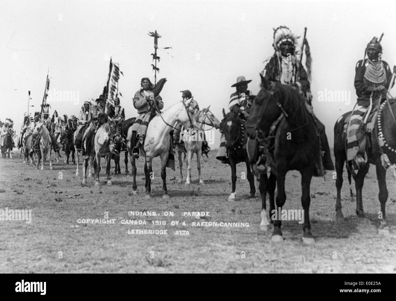 Procession of men of the Blackfoot Confederacy on horseback Stock Photo