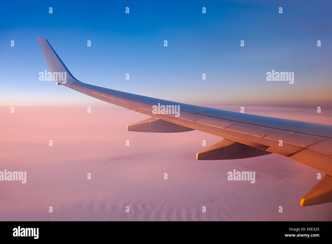Plane flying into the sun hi-res stock photography and images - Alamy