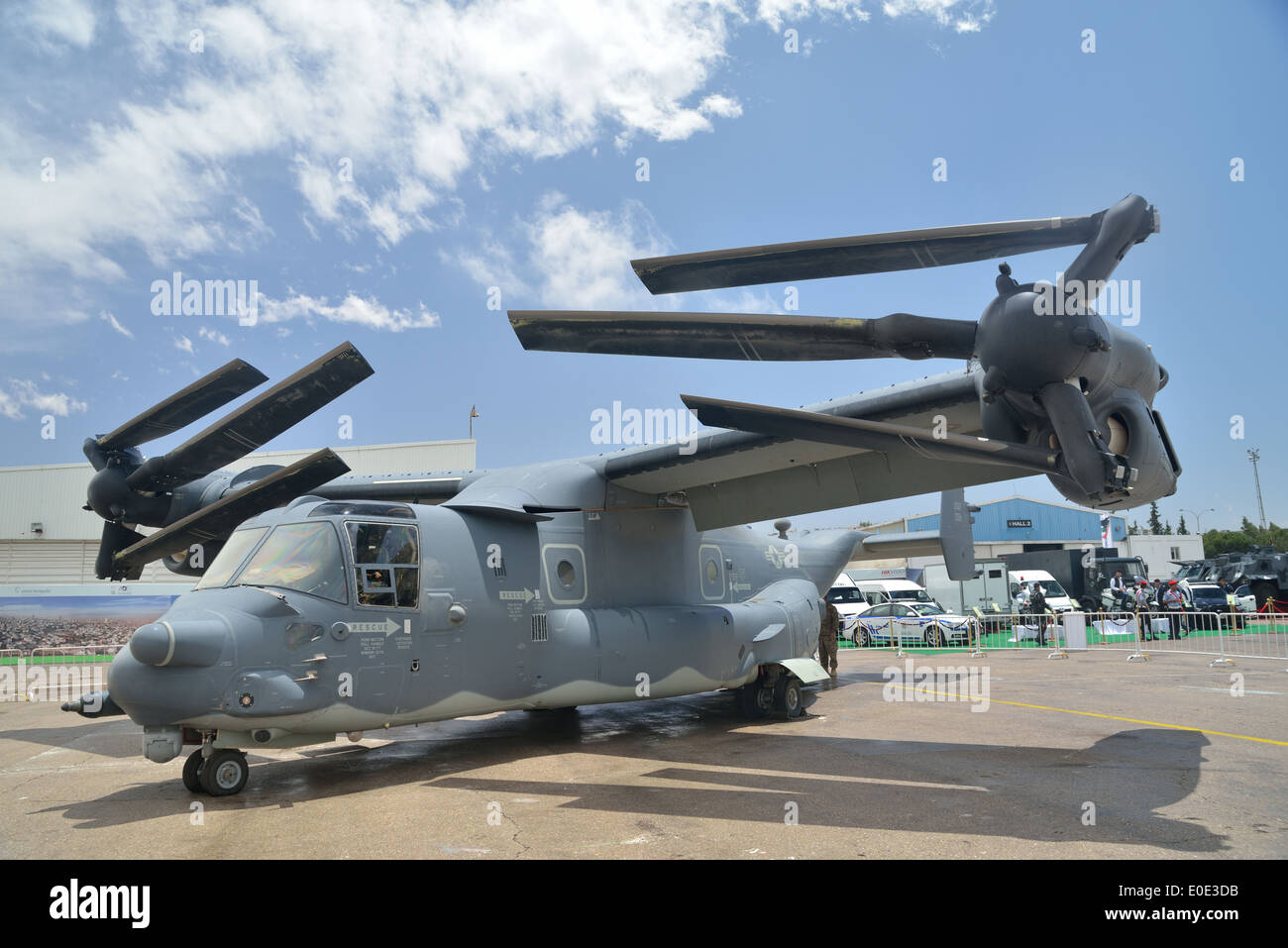 MV-22B Osprey tilt rotor vertical lift aircraft flies whit fold Stock ...