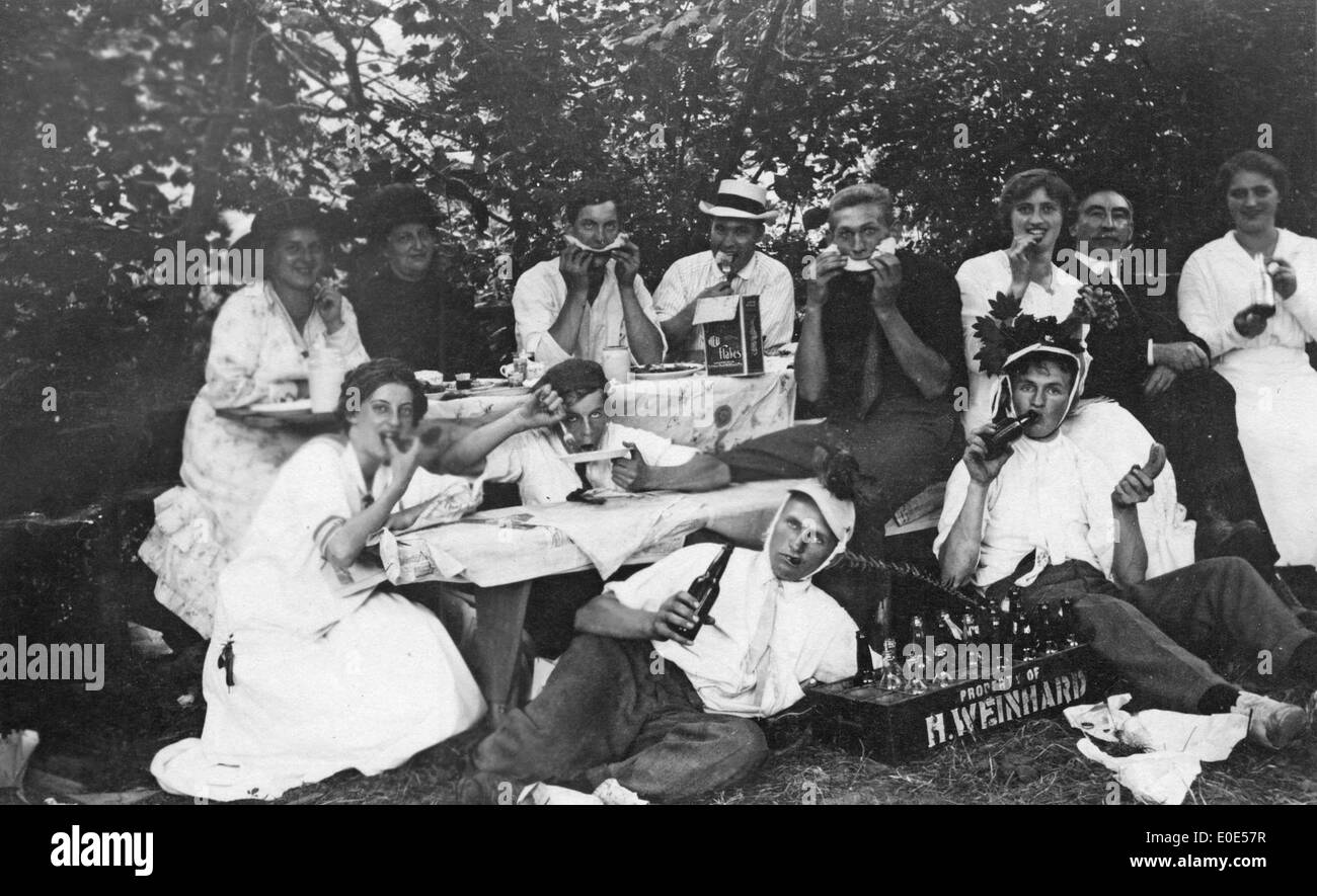 Picnickers enjoying food and drink, including Weinhard beer Stock Photo