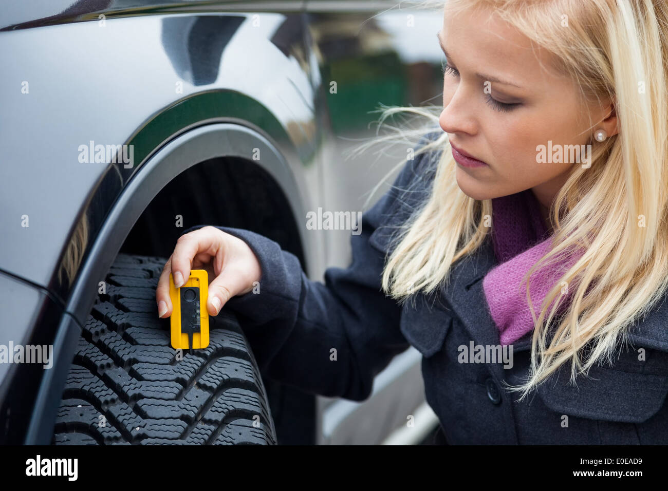 Auto Reifen - Profiltiefe messen Photos