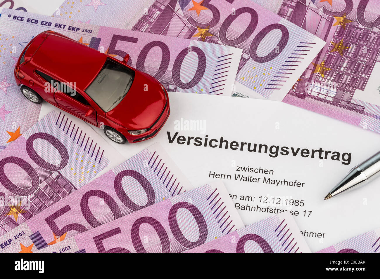 The contract of insurance for a new car. Choice between Kasko and liability insurance, Der Versicherungsvertrag fuer ein neues A Stock Photo
