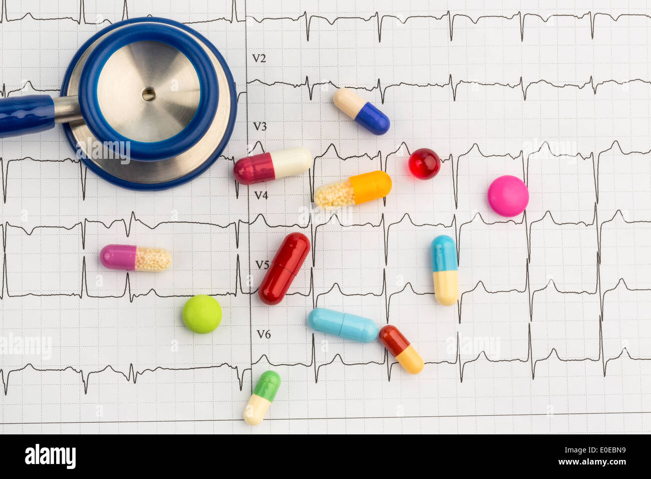 Several tablets lie on an ECG. Symbolic photo for illnesses of heart and circulation, Mehrere Tabletten liegen auf einem EKG. Sy Stock Photo