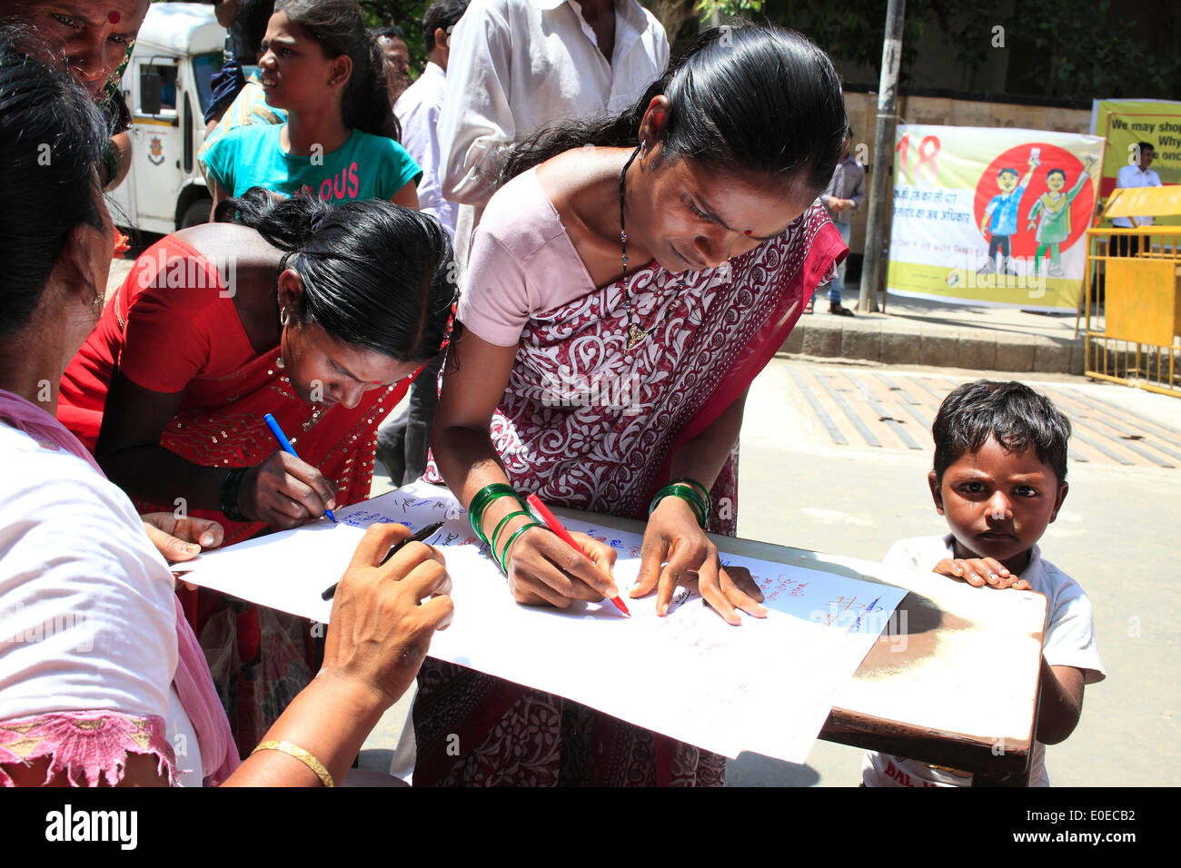 Mumbai, Maharashtra, India. 14th Apr, 2014. On Dr. B.R. AMBEDKAR birthday which falls on 14th April, women of Dalit (Lower Caste) community sign a charter declaring that will step out & cast their votes. © Subhash Sharma/ZUMA Wire/ZUMAPRESS.com/Alamy Live News Stock Photo