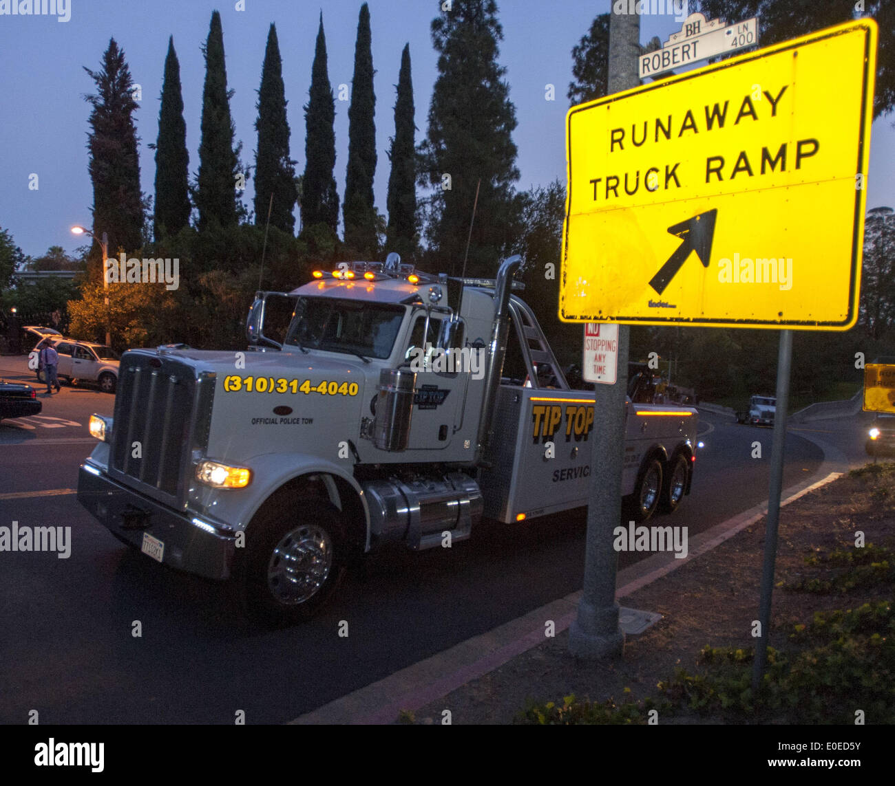 Beverly Hills, California, USA. 9th May, 2014. A tow truck is called