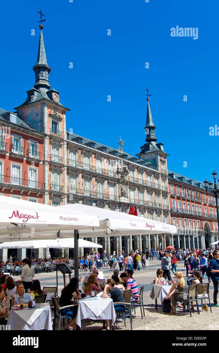Plaza mayor cafes hi-res stock photography and images - Alamy