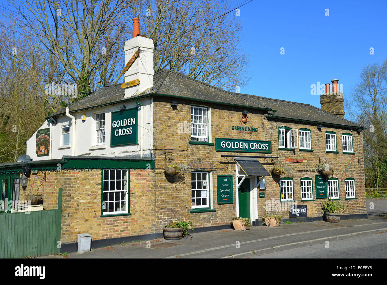 Golden Cross Pub, Poyle Road, Poyle, Berkshire, England, United Kingdom Stock Photo