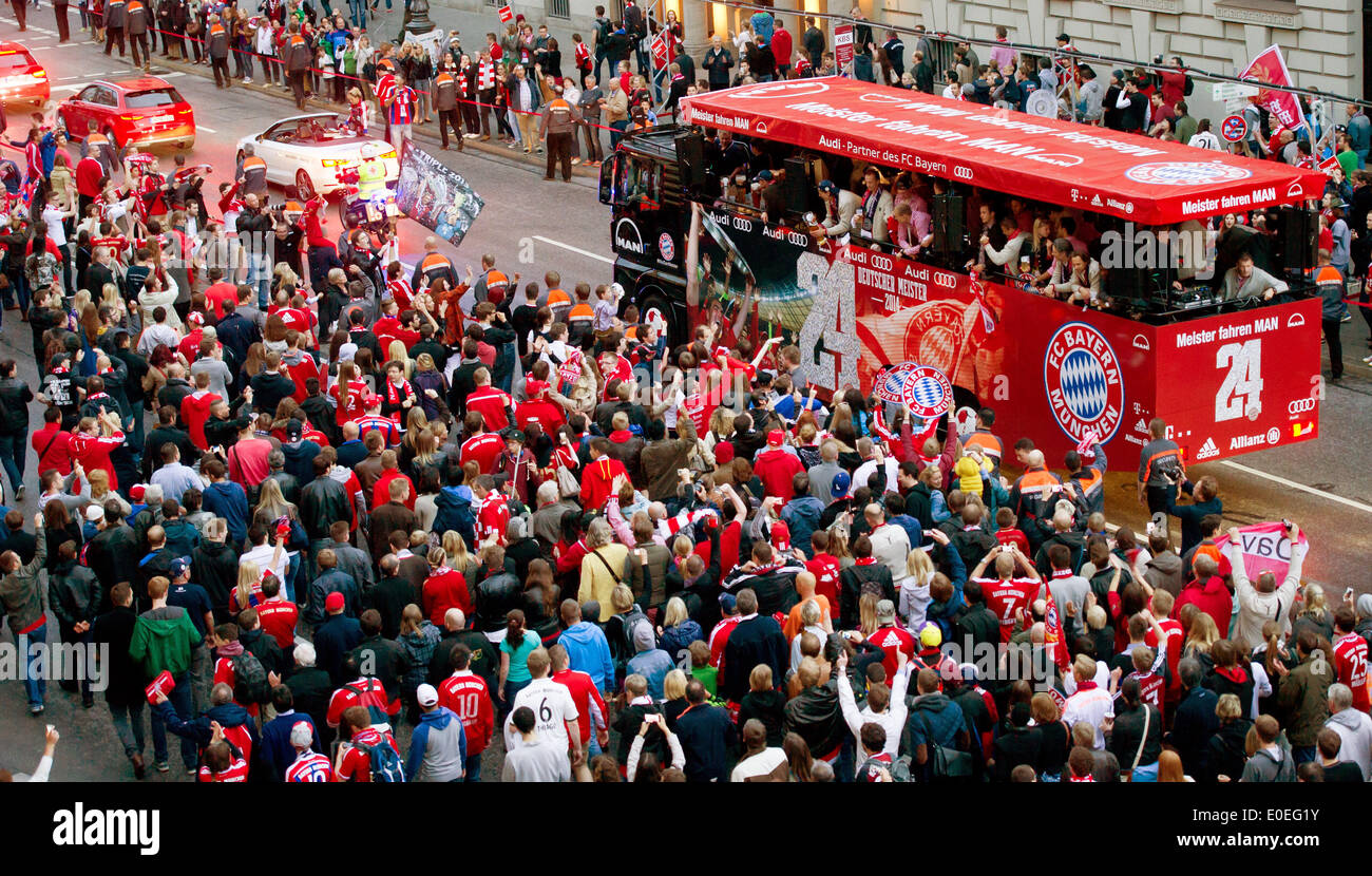 Munich, Germany. 10th May, 2014. Thousands of FC Bayern Munich supporters crowd around the bus which transports the players to the town hall at Marienplatz in Munich, Germany, 10 May 2014. Photo: TOBIAS HASE/dpa/Alamy Live News Stock Photo