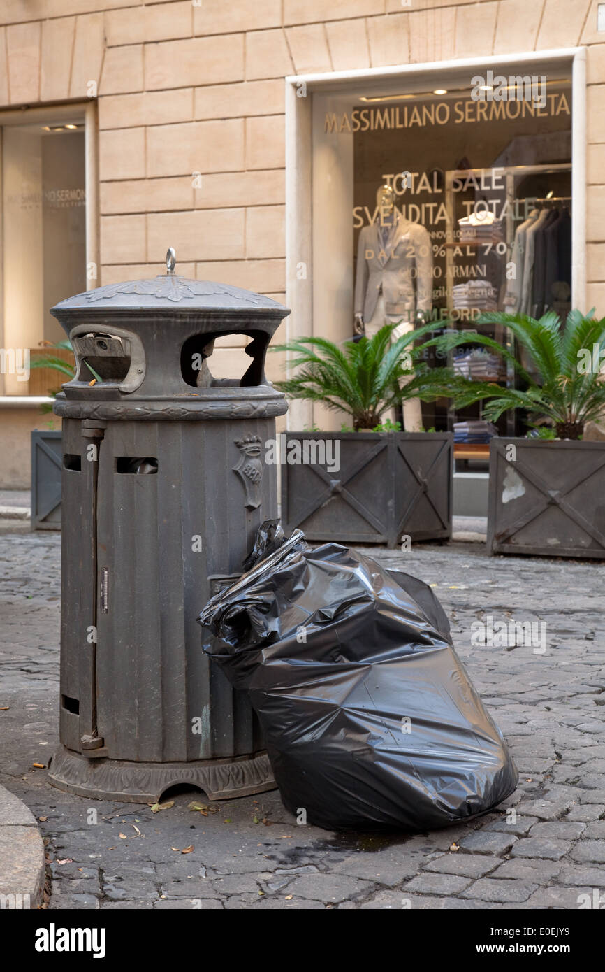Mülltonne, Rom, Italien - Trash bin, Rome, Italy Stock Photo