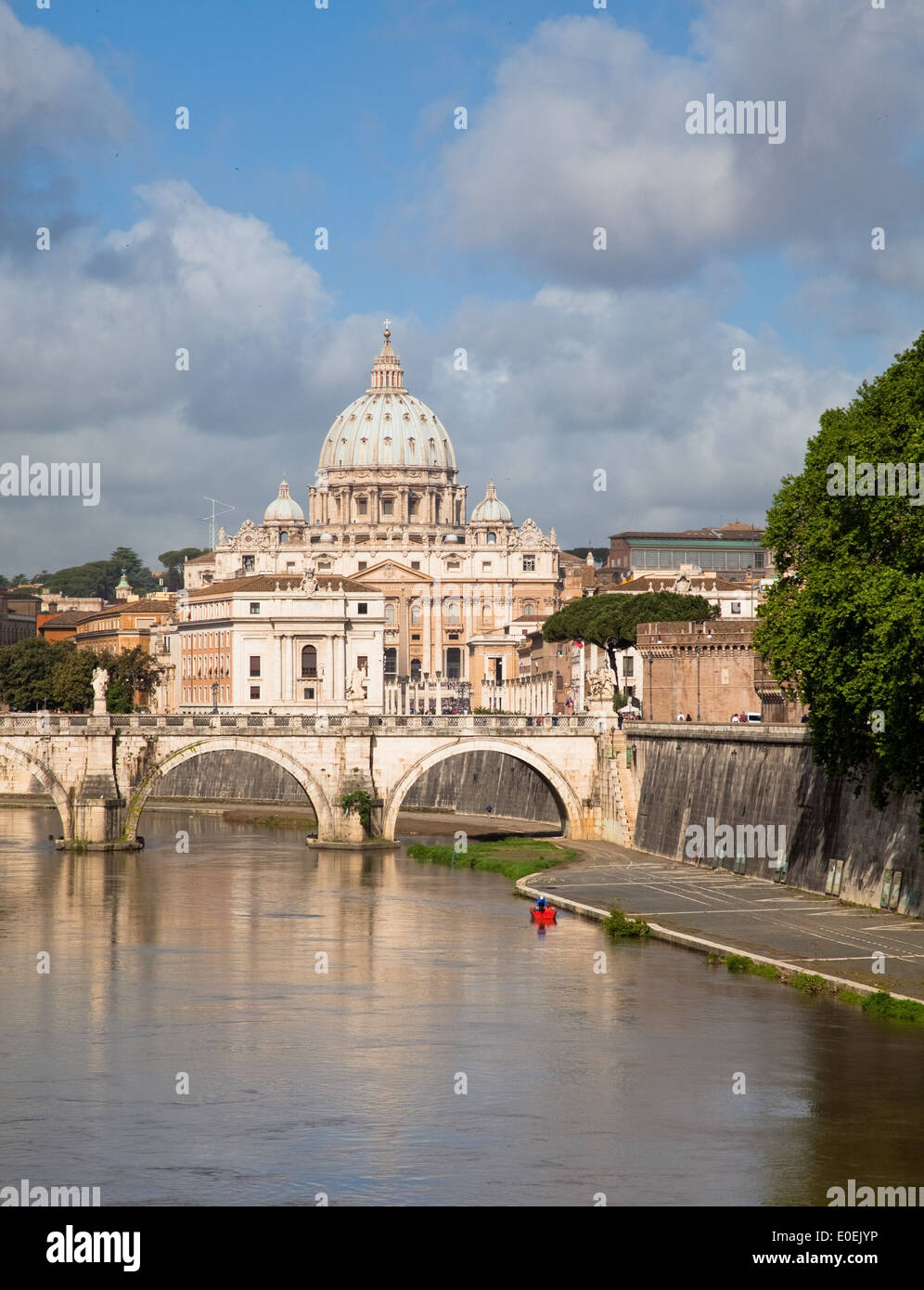Petersdom, Tiber, Rom, Italien - St. Peter's Basilica, Tiber, Rome, Italy Stock Photo