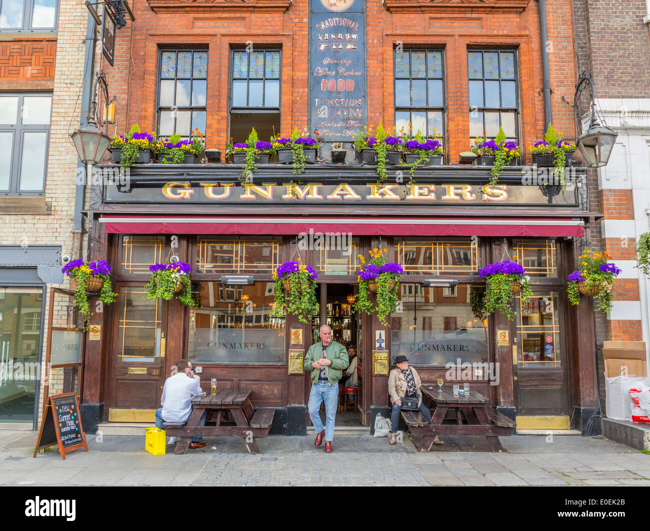 An outside view of The Gunmakers Pub, Aybrook Street, London England UK Stock Photo