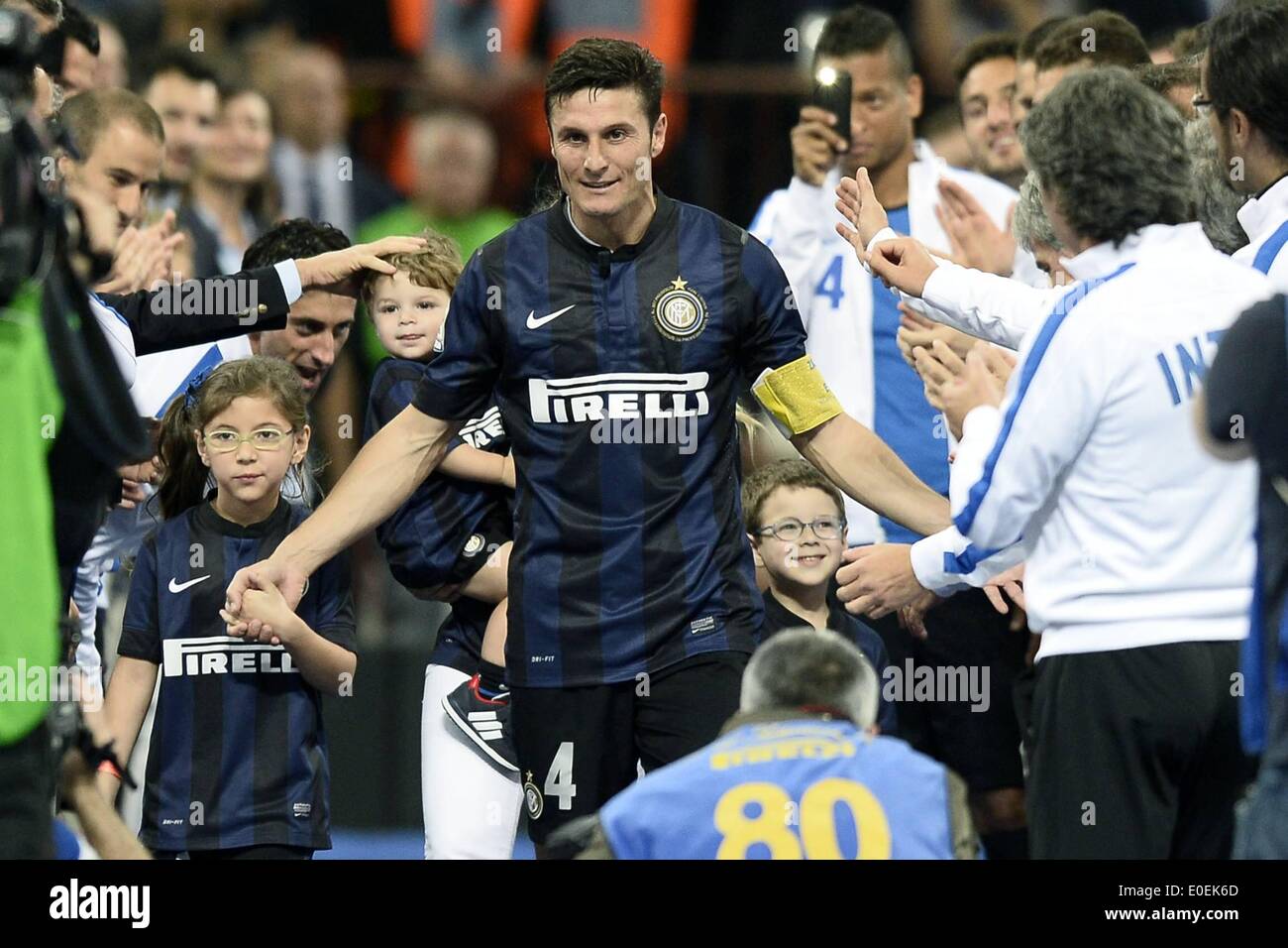 Milan, Italy. 10th May, 2014. Serie A football. Inter Milan versus Lazio.  Last match of the 2013-14 season. Javier Zanetti applauds the fans while  holding his children Credit: Action Plus Sports/Alamy Live