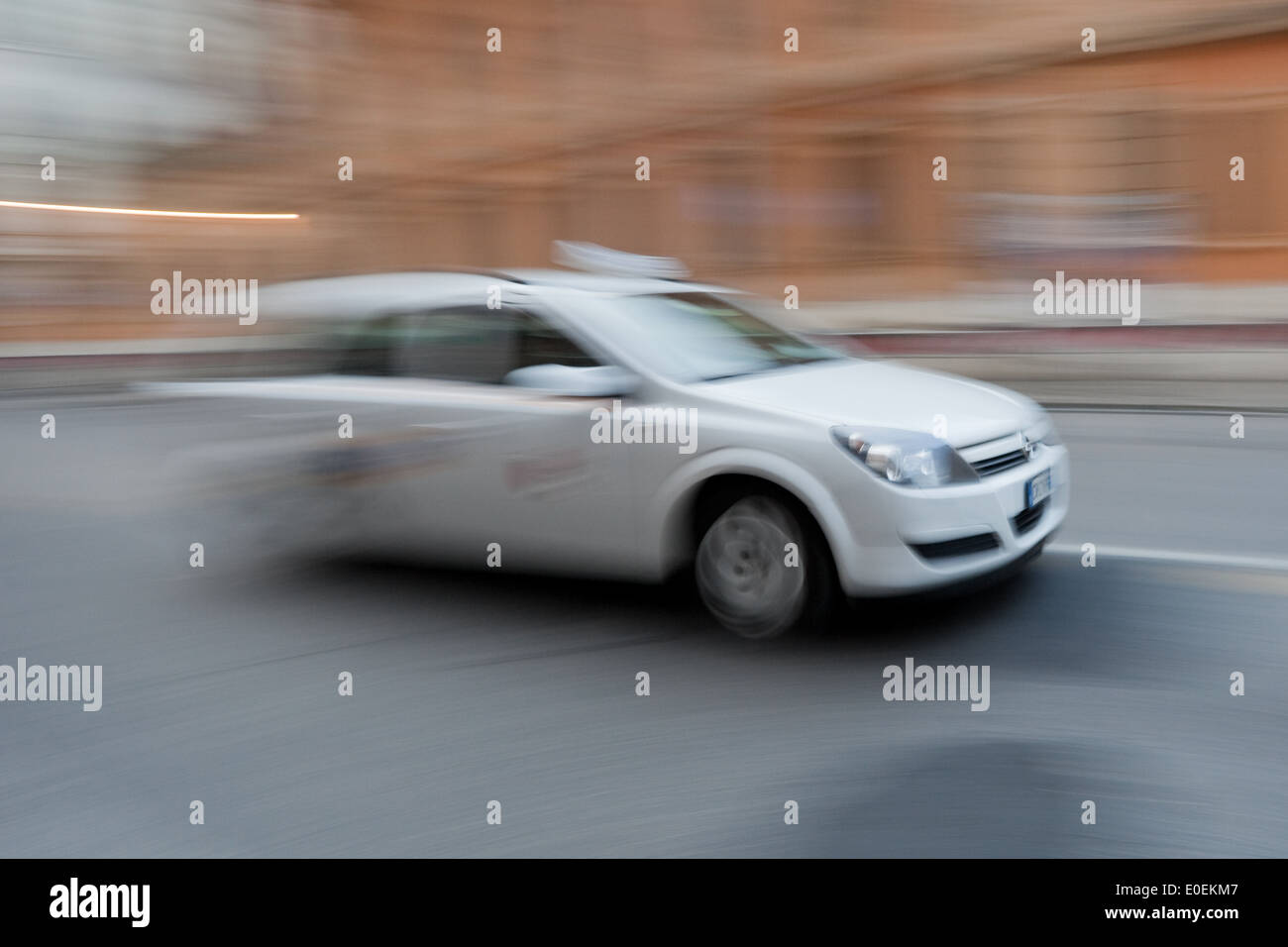 Schnell fahrendes Auto - Speeding car Stock Photo