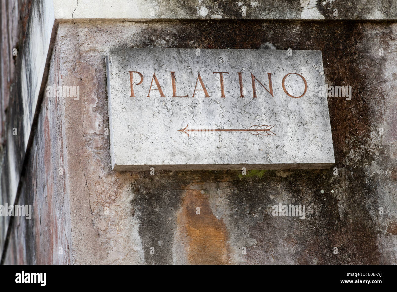 Hinweistafel zum Palatinhügel, Rom, Italien - Sign to Palatine Hill, Rome, Italy Stock Photo