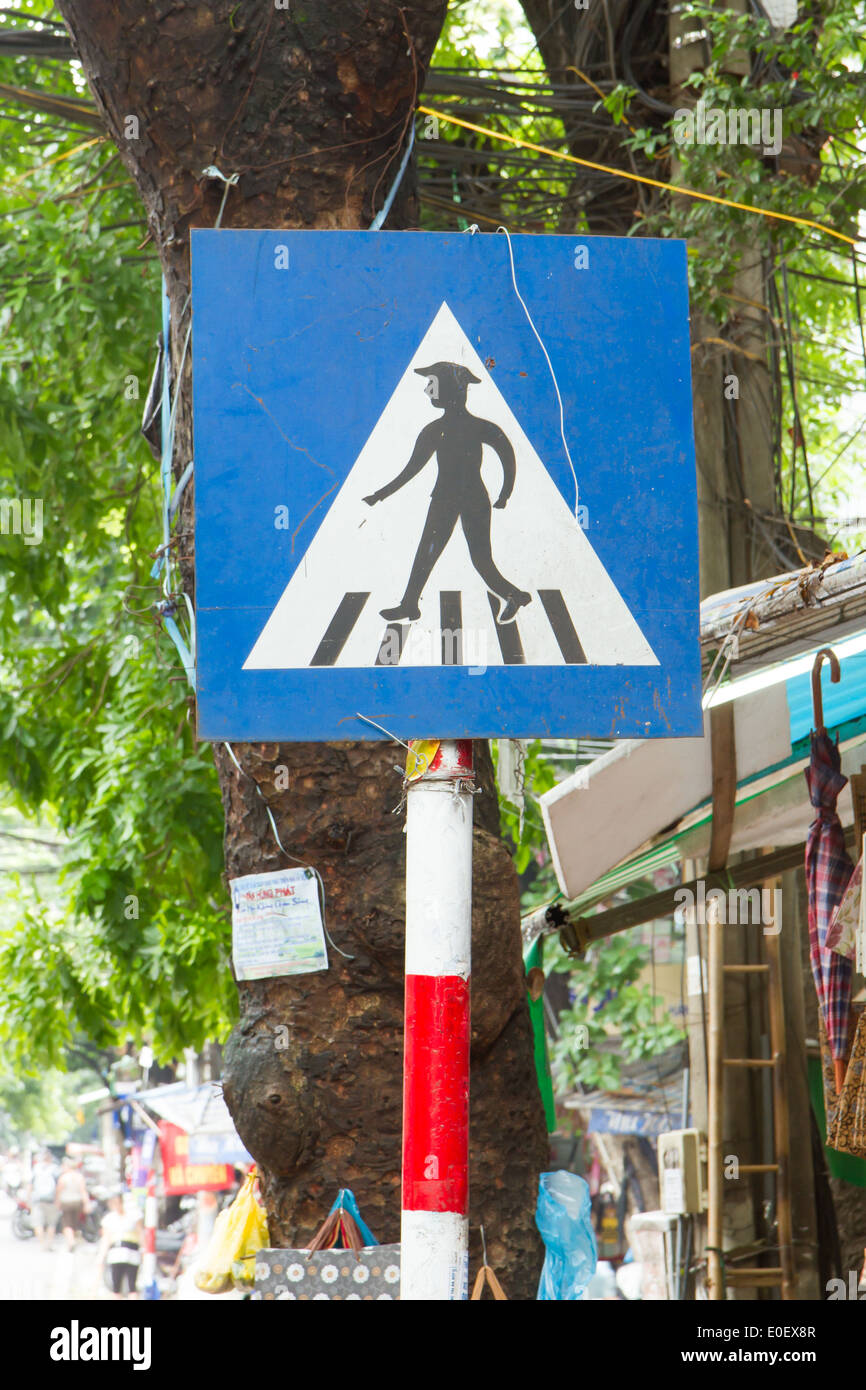 How to cross the street safely in Hanoi Vietnam - Hanoi weather 2017