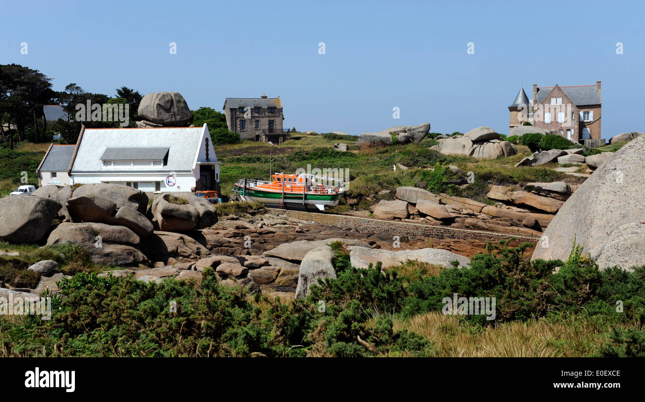 Pink granite coast,Ploumanac'h,Anse de Pors Kamor,Phare de Mean Ruz,SNS lifeboat,Cotes-d'Armor,Tregor,Bretagne,Brittany,France Stock Photo