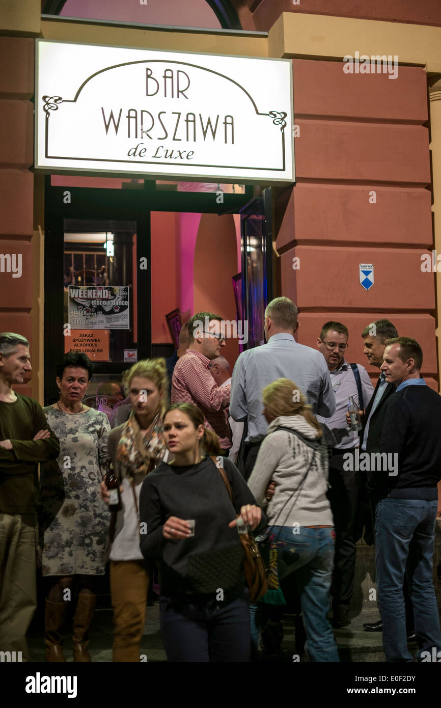 Nightlife bar hi-res stock photography and images - Alamy
