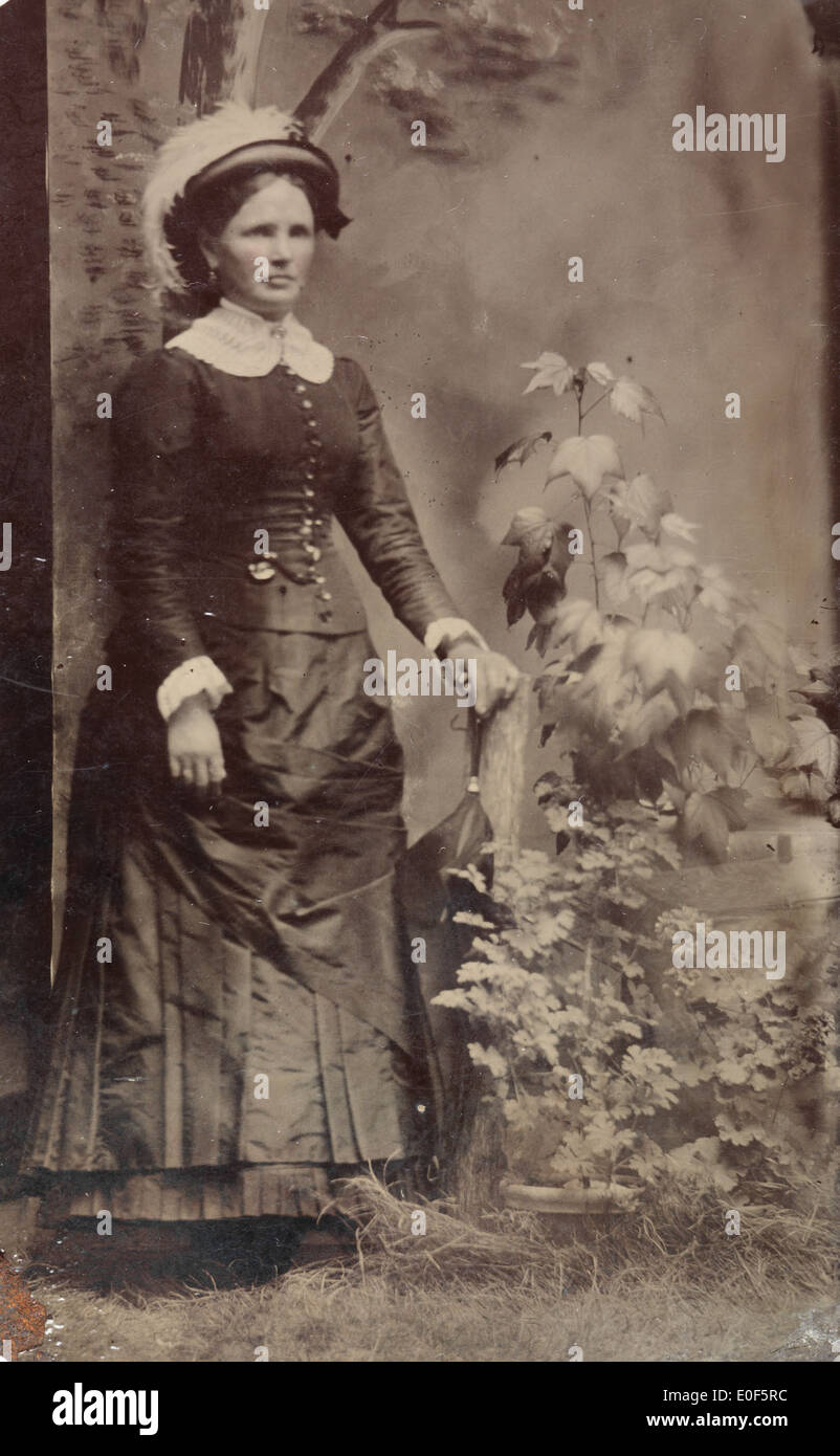 1900 century woman holding umbrella hi-res stock photography and images ...