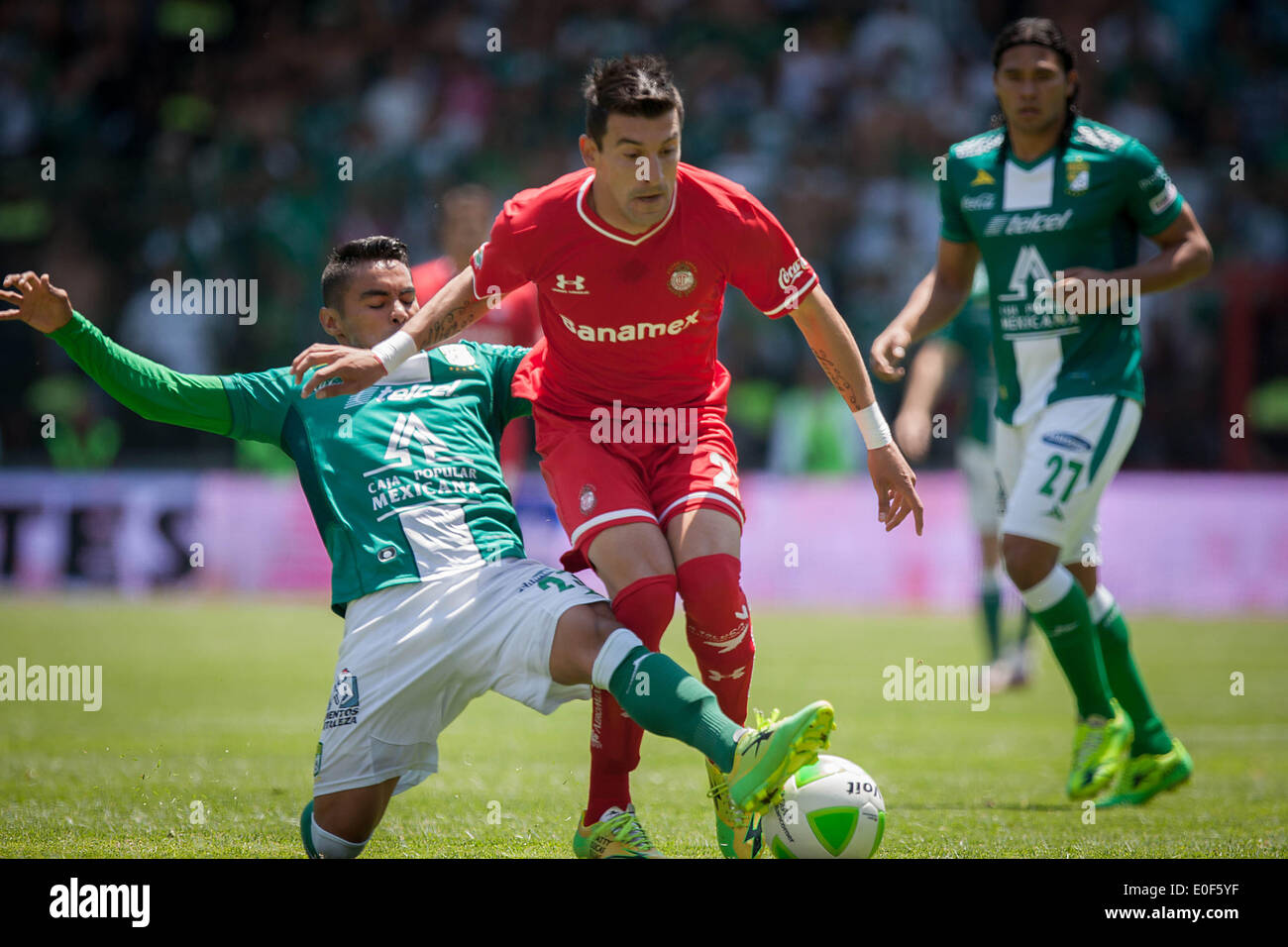 Toluca, Mexico. 11th May, 2014. Toluca's Edgar Benitez (C) vies for the ball with Juan Jose Vazquez (L) of Leon during their second leg semifinal match of the Liga MX Closing Tournament at Nemesio Diez Stadium in Toluca, State of Mexico, Mexico, on May 11, 2014. Leon won 1-0 and entered the final by 2-0 on aggregate. © Pedro Mera/Xinhua/Alamy Live News Stock Photo