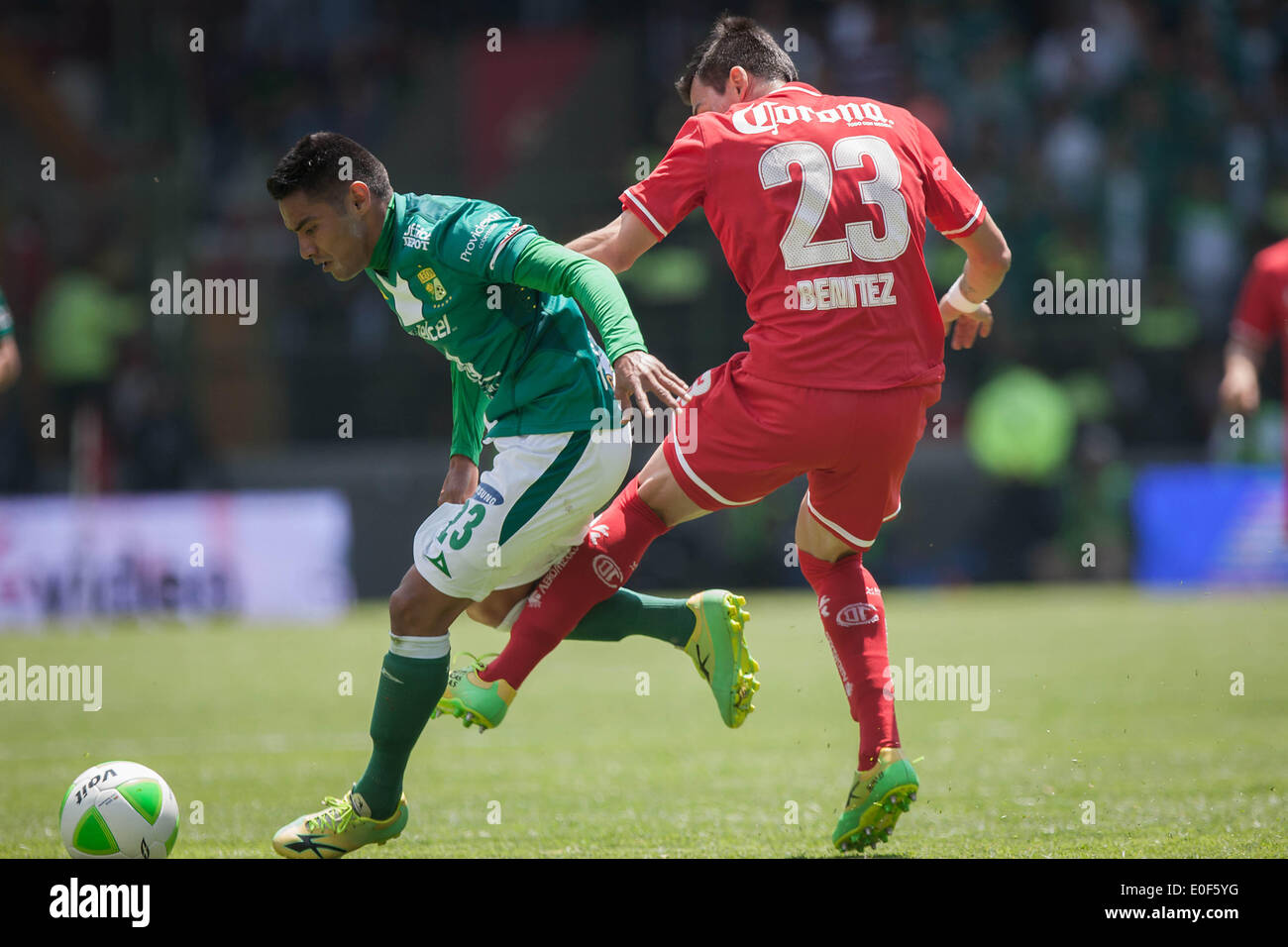 Toluca, Mexico. 11th May, 2014. Toluca's Edgar Benitez (R) vies for the ball with Juan Jose Vazquez of Leon during their second leg semifinal match of the Liga MX Closing Tournament at Nemesio Diez Stadium in Toluca, State of Mexico, Mexico, on May 11, 2014. Leon won 1-0 and entered the final by 2-0 on aggregate. © Pedro Mera/Xinhua/Alamy Live News Stock Photo