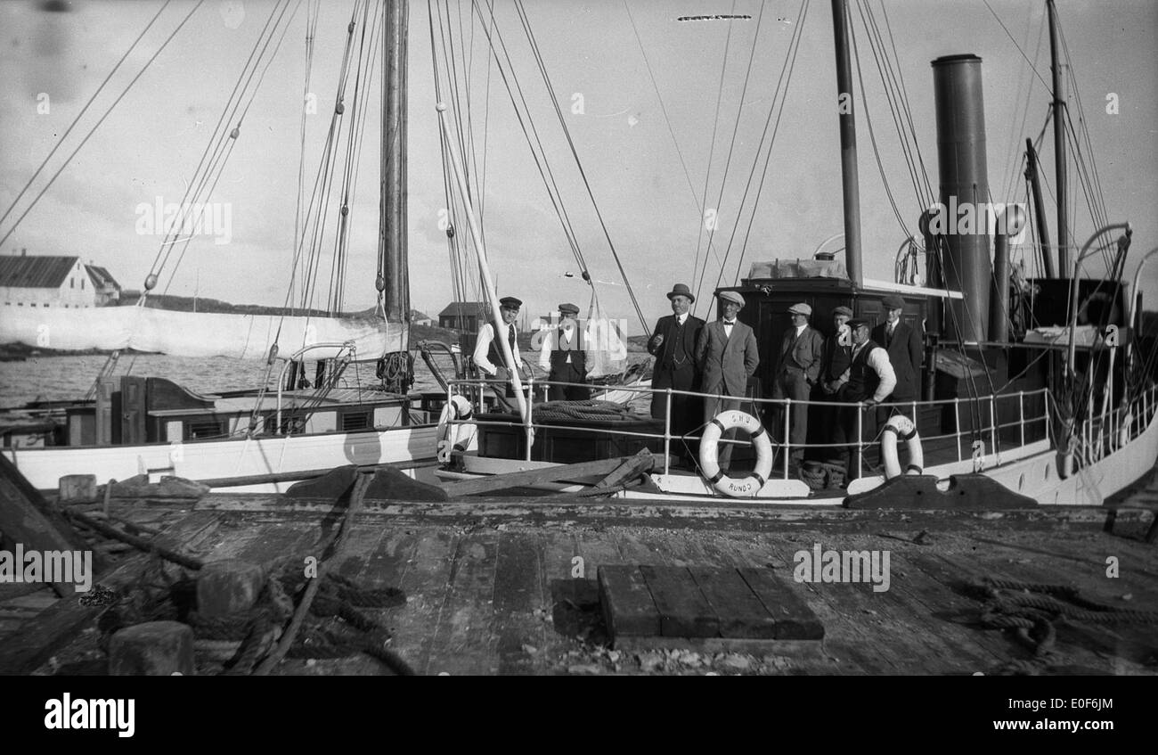 Brattestø harbour, Asmaløy. Ca. 1918-1920. Stock Photo