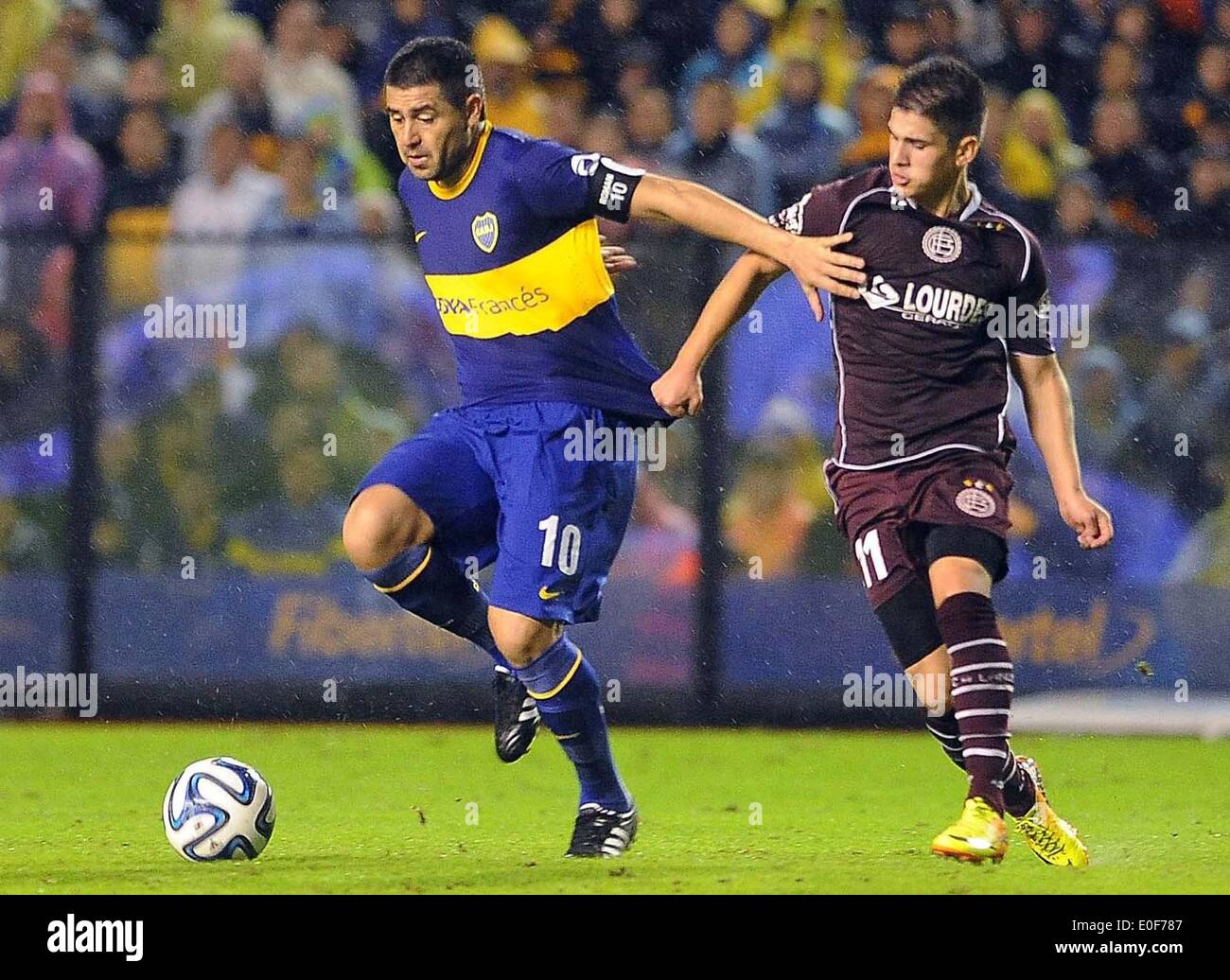 Buenos Aires, Argentina. 11th May, 2014. Juan Roman Riquelme (L) of Boca Juniors vies with Jorge Valdez of Lanus during the match of the Final Tournament 2014, in the Alberto J. Armando Stadium in Buenos Aires, capital of Argentina, on May 11, 2014. © Osvaldo Fanton/TELAM/Xinhua/Alamy Live News Stock Photo
