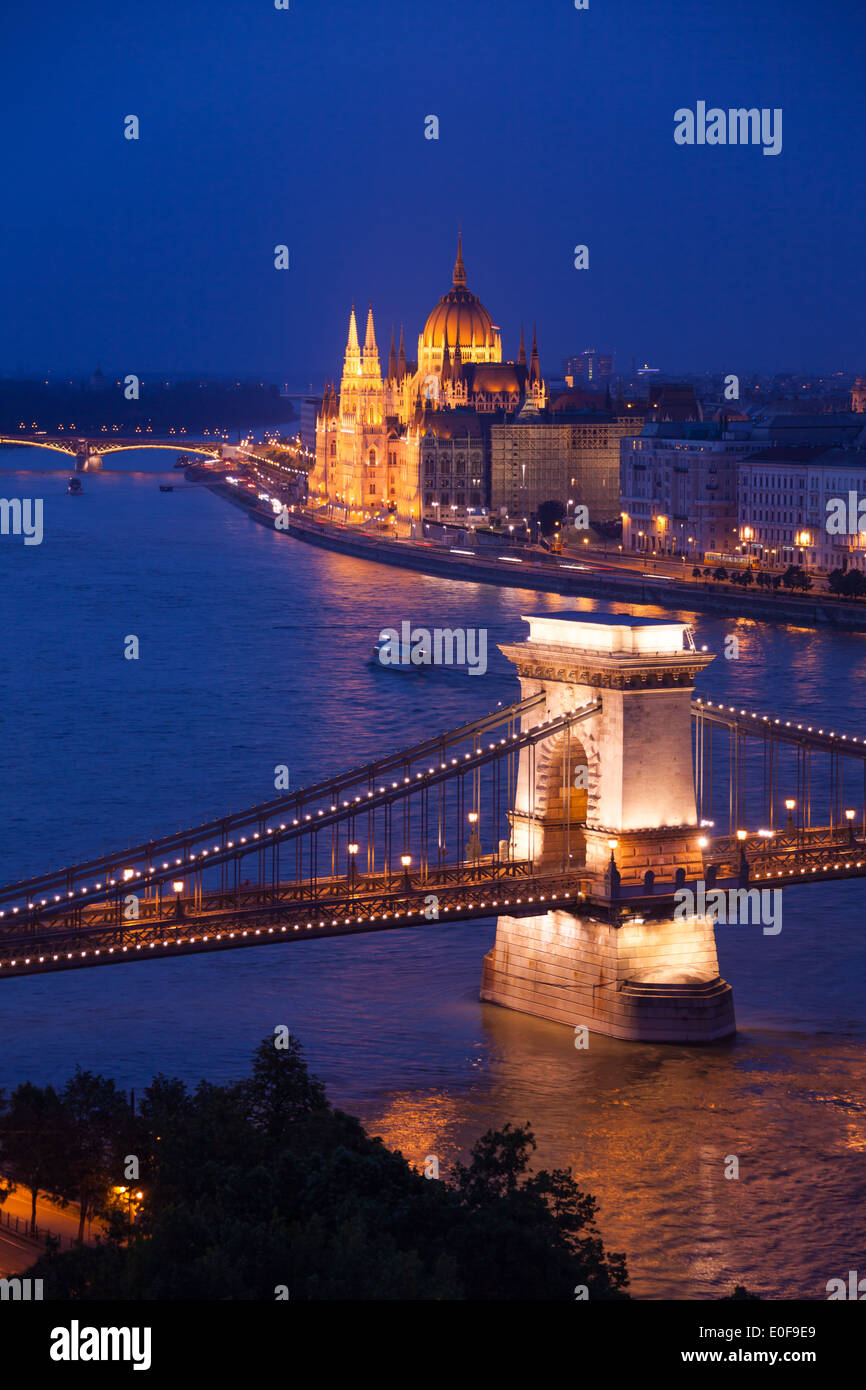 Night panorama of Chain Bridge and parliament Stock Photo