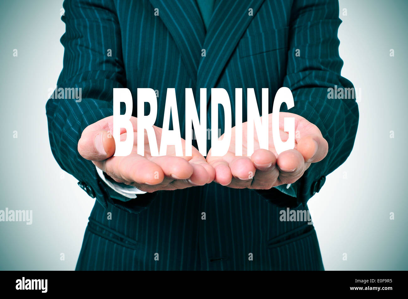 Логотипы модных брендов. Политический бренд. Эмблемы известных брендов. Бренды одежды которые ушли. Марки одежды популярные.