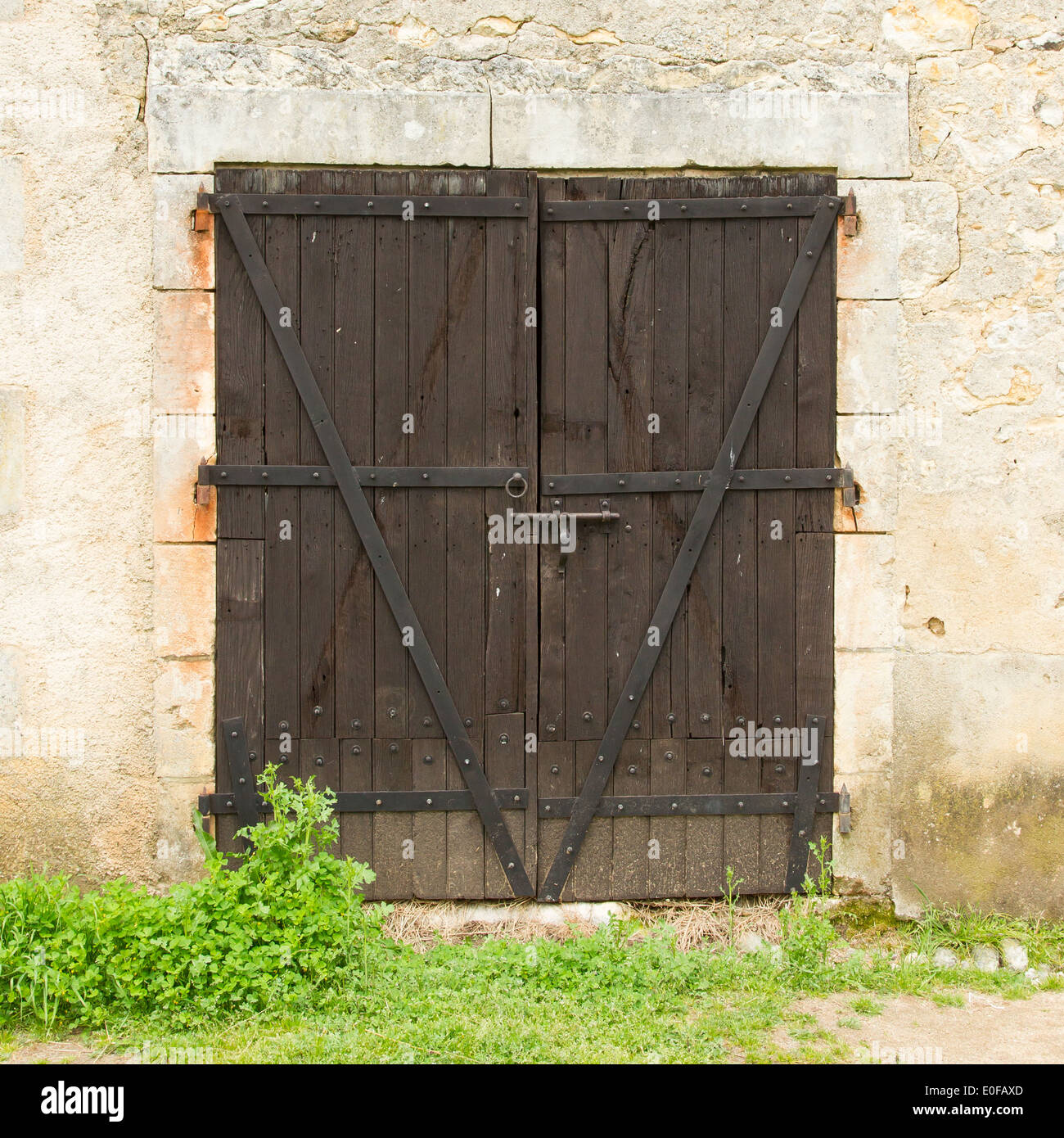 Old wooden door in an old stone wall Stock Photo - Alamy