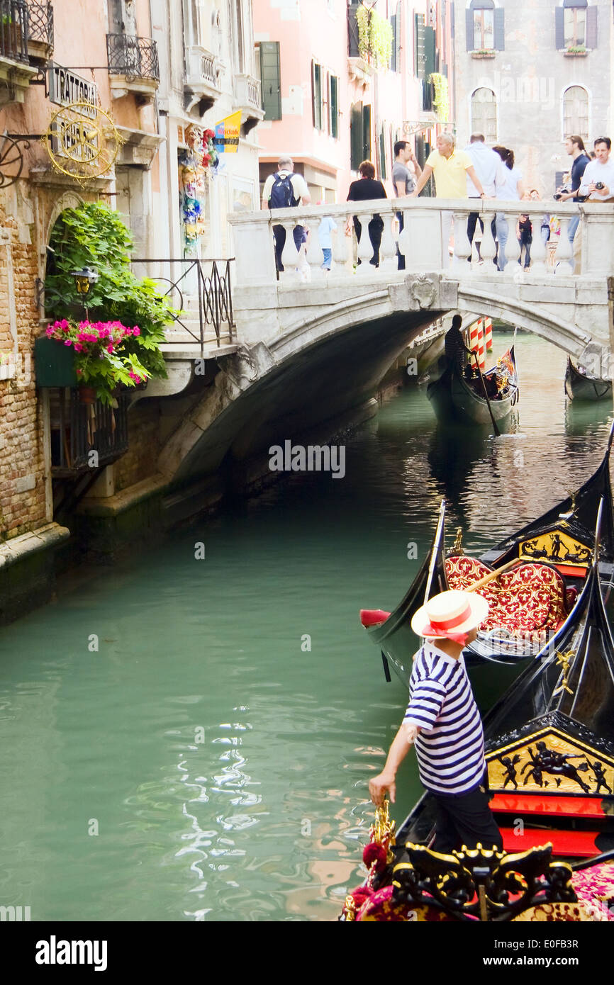 Gondola on canal hi-res stock photography and images - Alamy