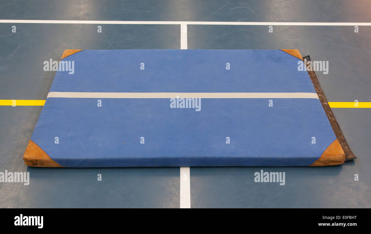 Gymnast landing on a landing mat hi-res stock photography and images ...
