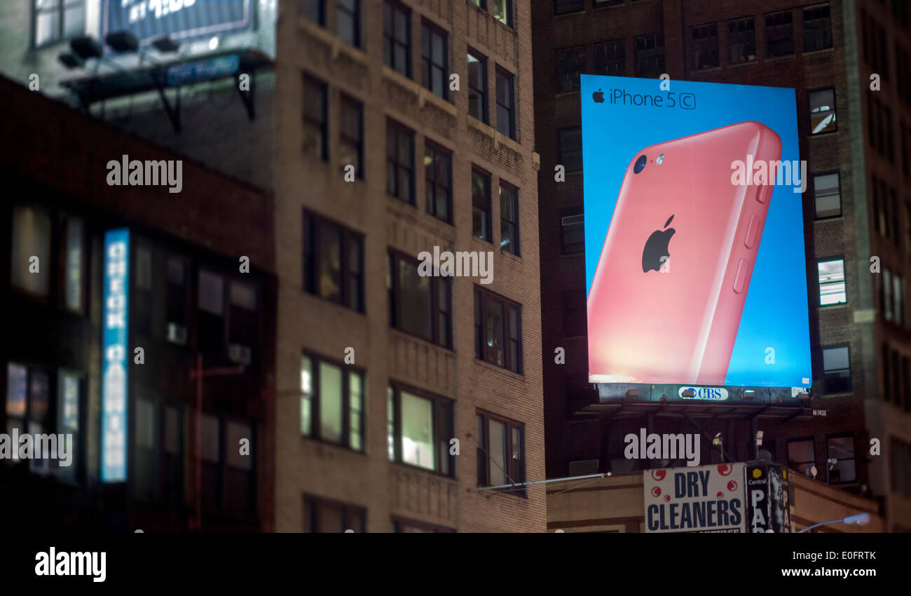 A billboard advertising the Apple iPhone 5C in Midtown Manhattan in New  York on Tuesday, May 6, 2014. (© Richard B. Levine Stock Photo - Alamy
