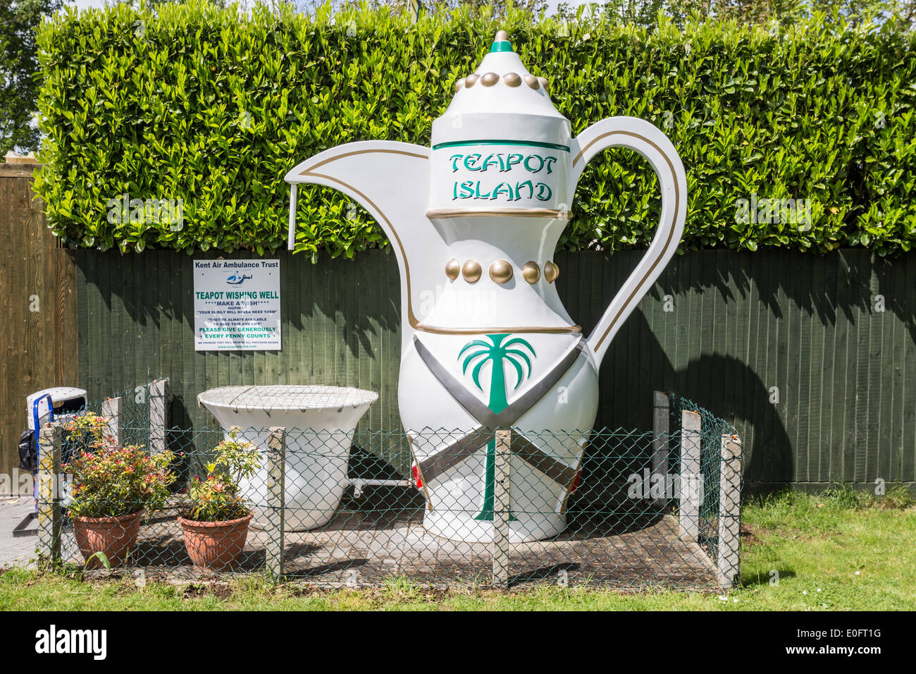 Large Model Teapot at Teapot Island Yalding Kent with over 7,000 Stock