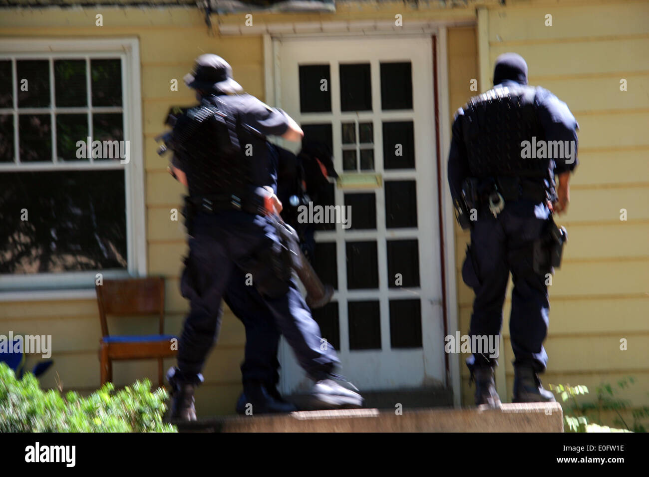 Detroit Police Narcs - Narcotic officers - force entry into a suspected drug house during a raid in Detroit, Michigan, USA Stock Photo