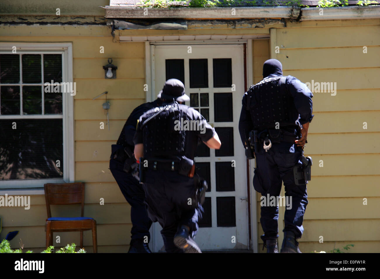 Detroit Police Narcs - Narcotic officers - force entry into a suspected drug house during a raid in Detroit, Michigan, USA Stock Photo