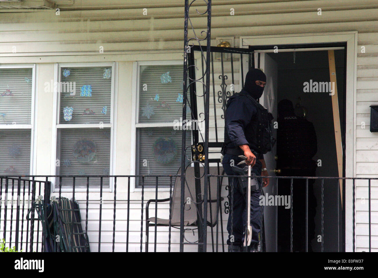 Detroit Police Narc - Narcotic officer - at the door of a house during a drug raid in Detroit, Michigan, USA Stock Photo